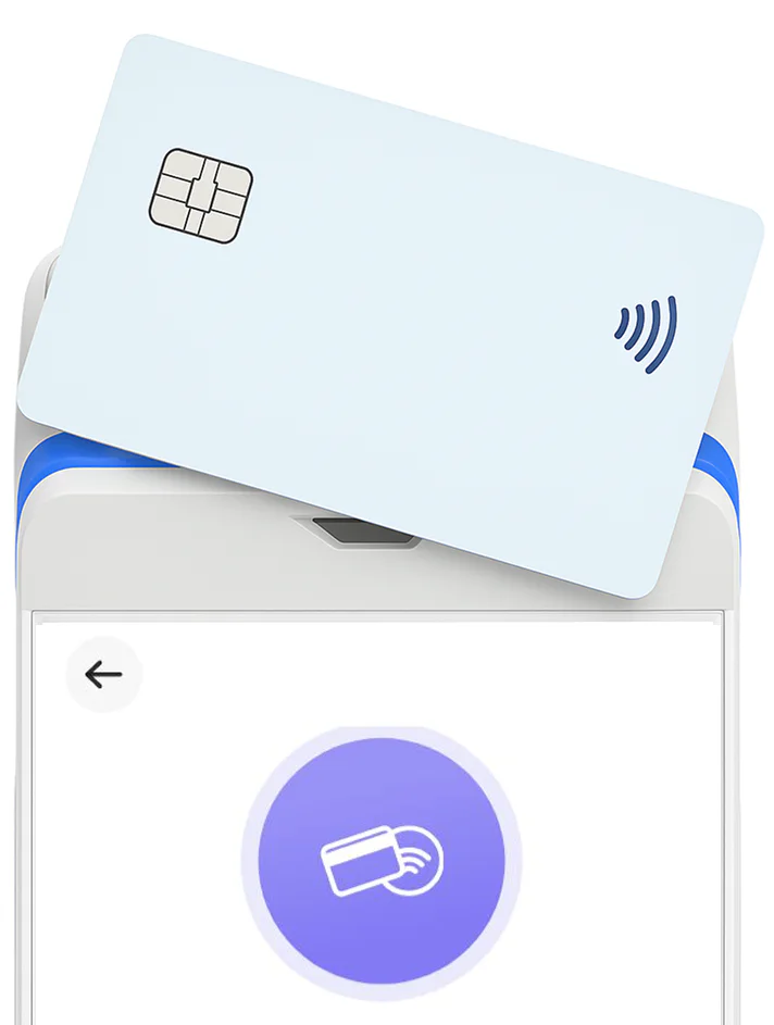 Tarjeta acercándose al lector sin contacto del POS Pro para realizar el cobro