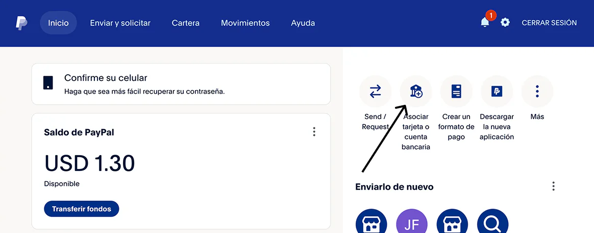 Inicio de PayPal con una flecha señalando la opción Asociar tarjeta o cuenta bancaria
