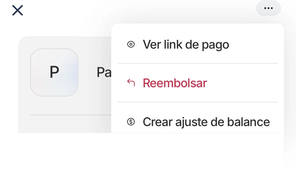 Menú de tres puntos de la transacción con la opción Reembolsar destacada en rojo